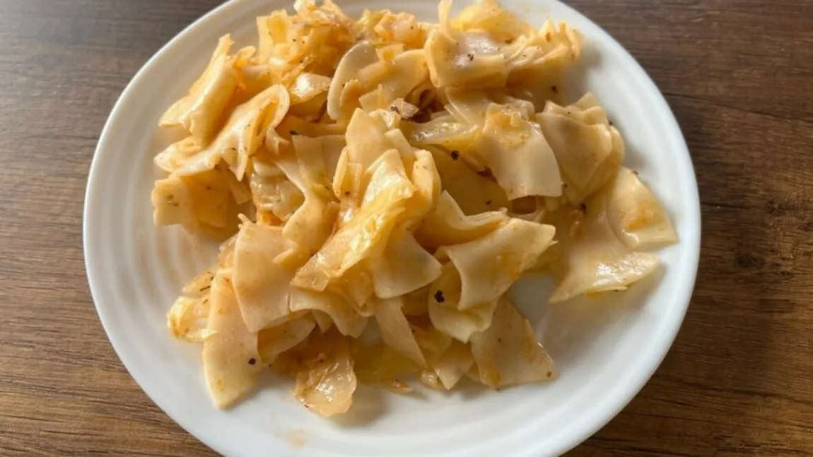Tăiței cu varză după rețeta bunicii, deliciul ideal pentru prânz și cină. Nu-i așa că ți-e poftă?