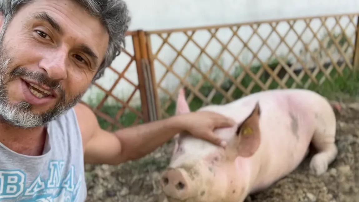 VIDEO Dragoș Bucur și aventurile de la țară: Are o scroafă care latră!