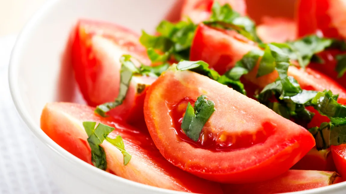 Roșiile uitate prin frigider pot fi transformate în deliciu: rețeta cu trei ingrediente face furori pe TikTok
