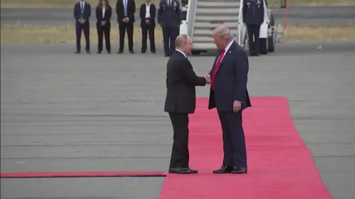 Preludiul păcii? Trump și Putin și-au strâns mâna pe covorul roșu din Alaska