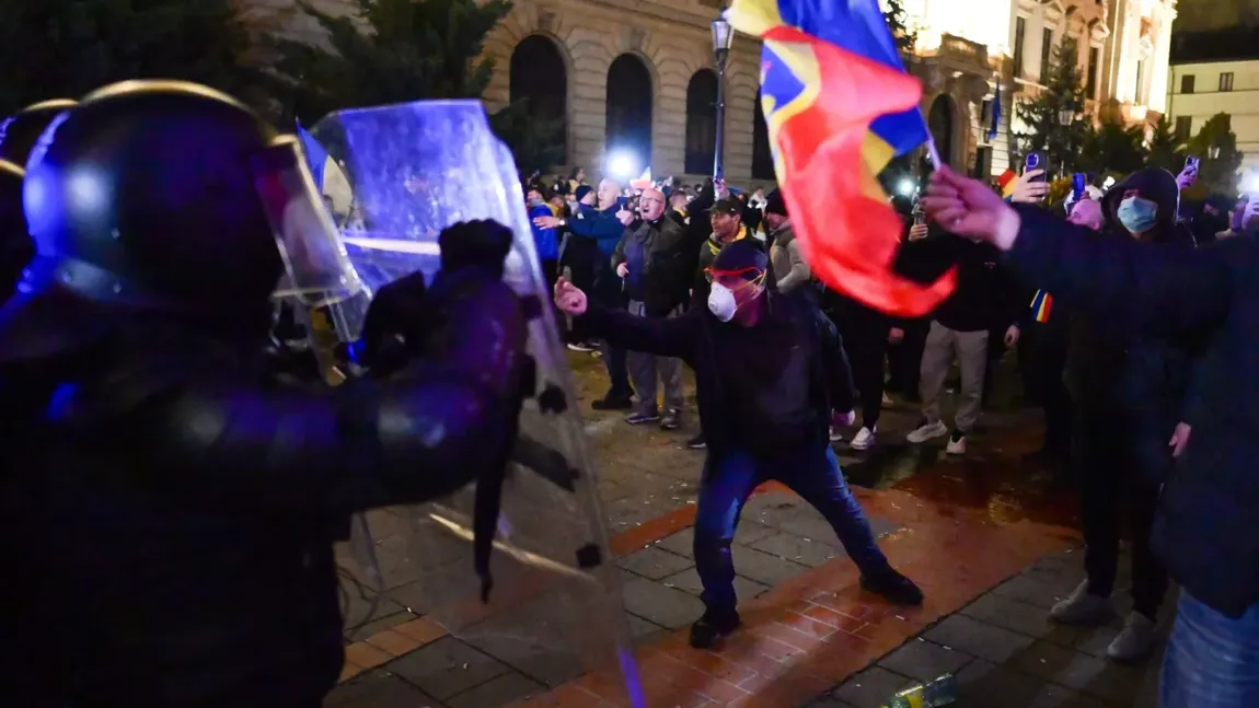 19 persoane care au participat la manifestaţia violentă din faţa sediului BEC, trimise în judecată, în ziua în care Călin Georgescu a mers la Broşteni