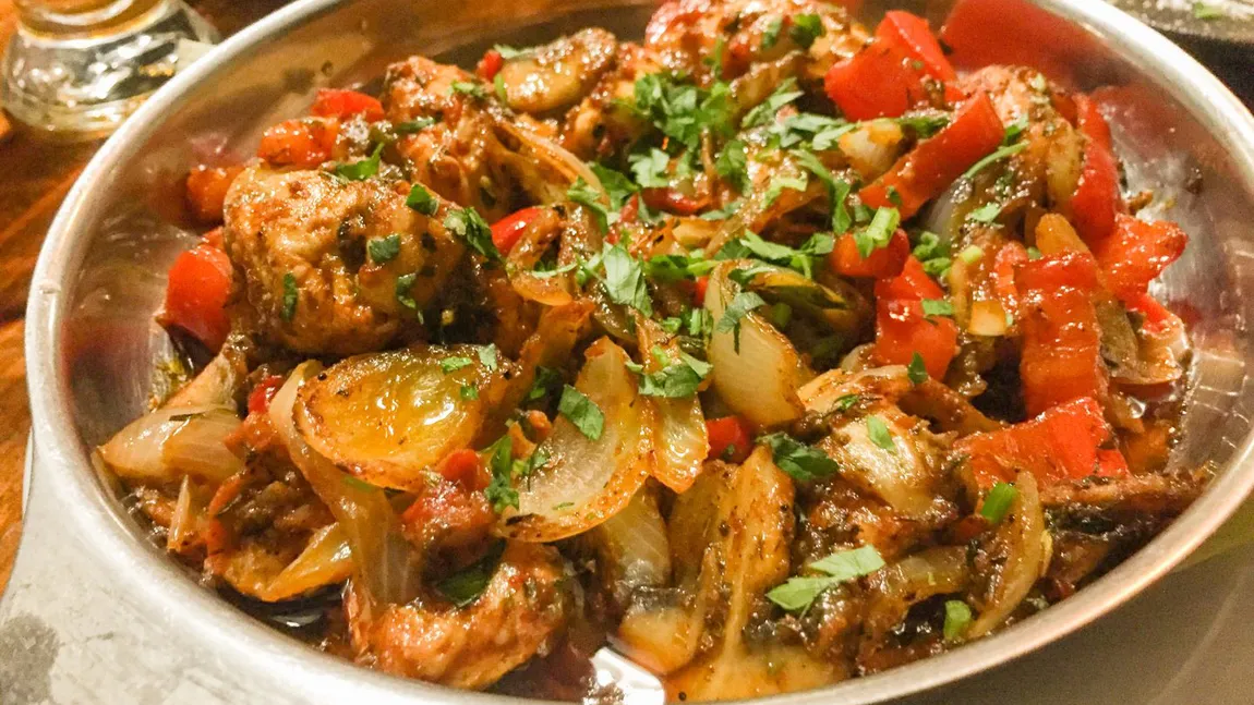 Kavarma, deliciul tradițional al Bulgariei: Rețetă balcanică care îmbină carnea fragedă, legumele și condimentele autentice