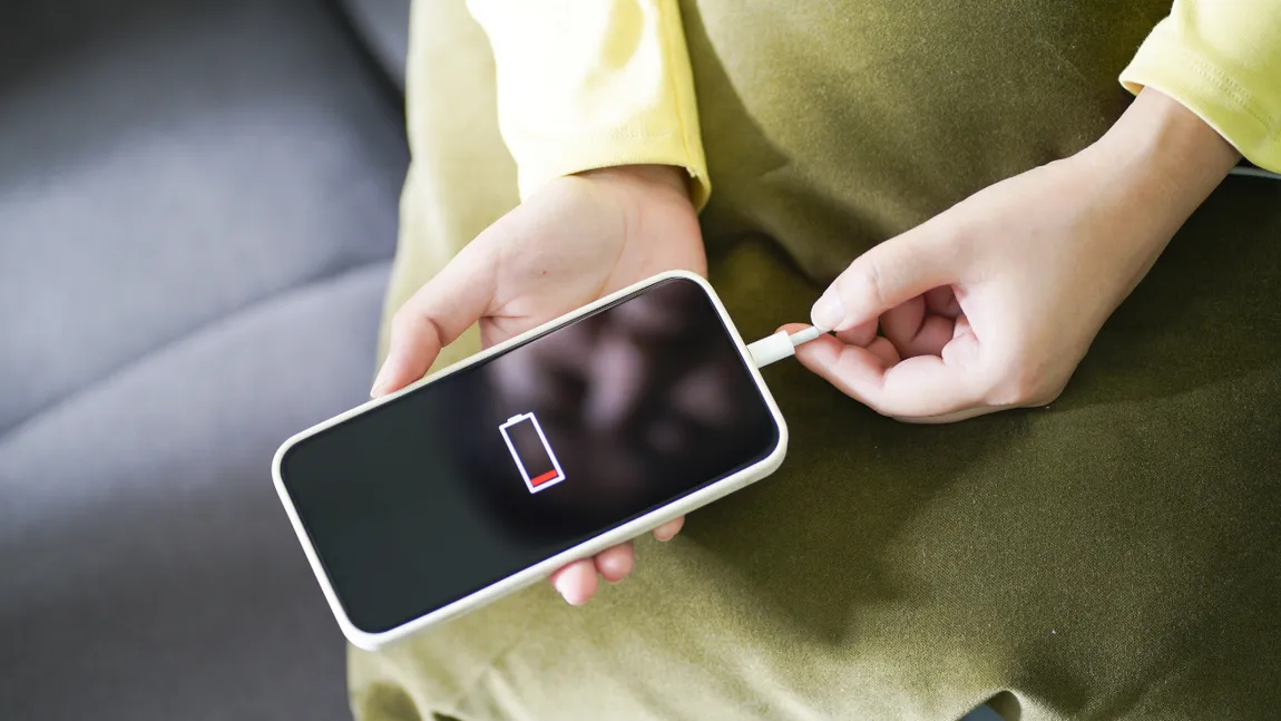 Româncă revoltată după ce a fost obligată să plătească ca să-și încarce telefonul. Cât a cerut patronul?