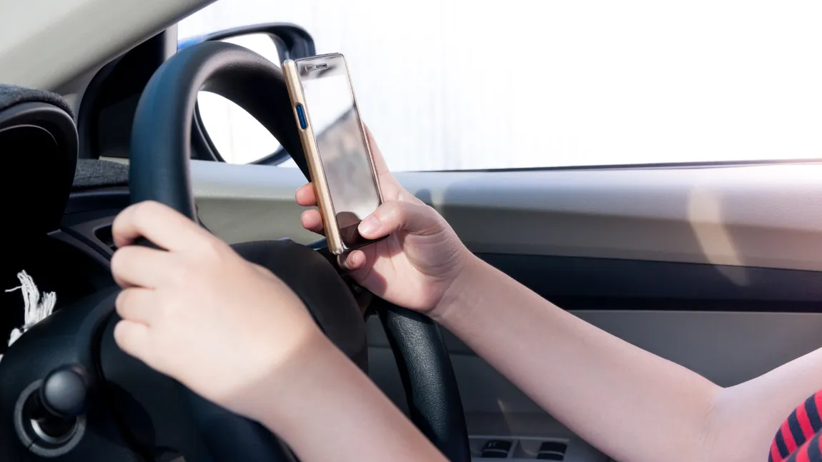 Val de amenzi în trafic: Zeci de mii de șoferi sancționați pentru folosirea telefonului la volanv