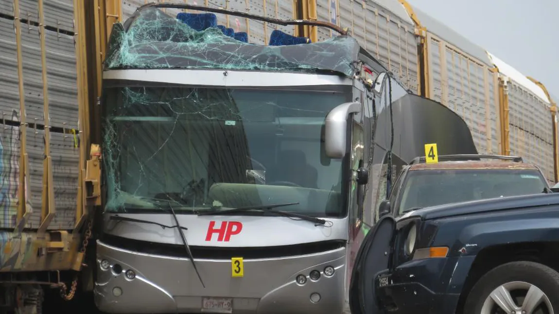 Accident grav în Mexic: Cel puţin 10 morţi şi zeci de răniţi, după ce un tren a lovit un autobuz