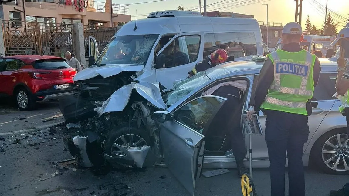 Cod roşu de intervenţie la Constanţa, coliziune gravă între un microbuz şi o maşină