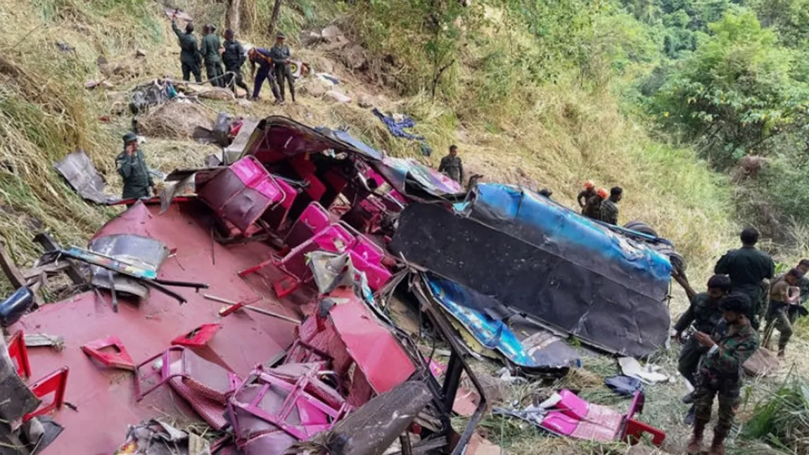 Tragedie fără margini! Un autobuz plin cu pasageri s-a prăbușit într-o prăpastie de 300 de metri. 15 oameni au murit, printre care și copii