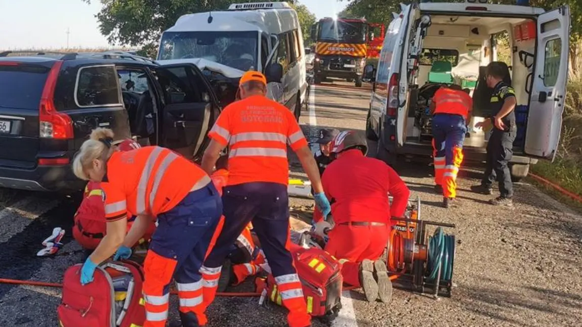Accident teribil în Botoșani, 21 de persoane implicate, 3 morți. Plan Roșu de Intervenție activat după coliziunea dintre un autocar și un autoturism