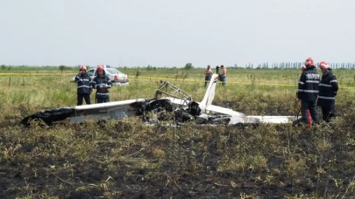 Avion prăbușit lângă o bază militară din Iași. La faţa locului se află echipajele ISU și SMURD, care este starea victimelor