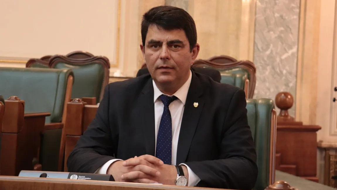 Superangajatul la stat care câștigă jumătate de milion de lei anual din șase locuri de muncă: „Fac chestiunea asta mai mult din pasiune”