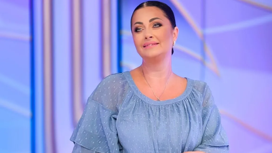 Gabriela Cristea s-a afişat în costum de baie ca pe vremea când poza în Playboy. Vedeta a ignorat total kilogramele în plus FOTO