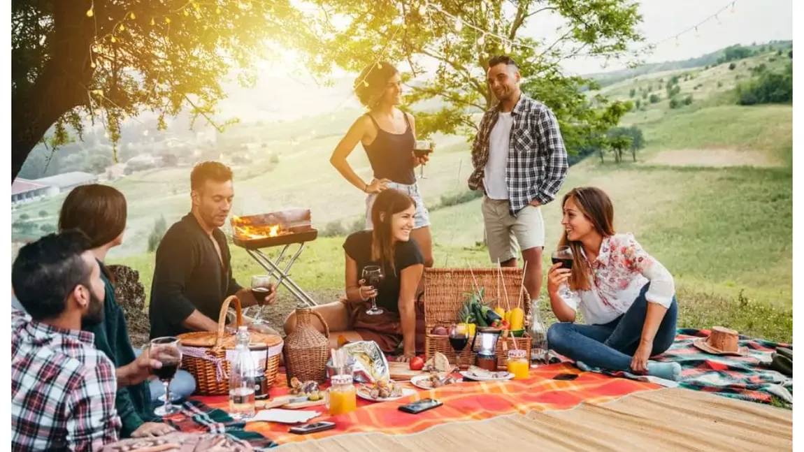 Horoscop 12 septembrie 2025. Pregătiri tensionate de weekend. Nu mai ignora sfaturile celor din jurul tău!