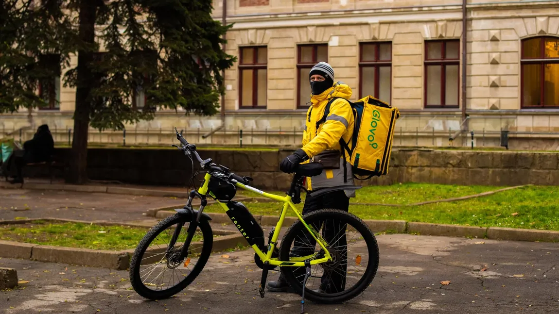 Livratorii platformelor digitale vor avea sindicat. Ce drepturi cer guvernului angajații Glovo, Bolt și Wolt