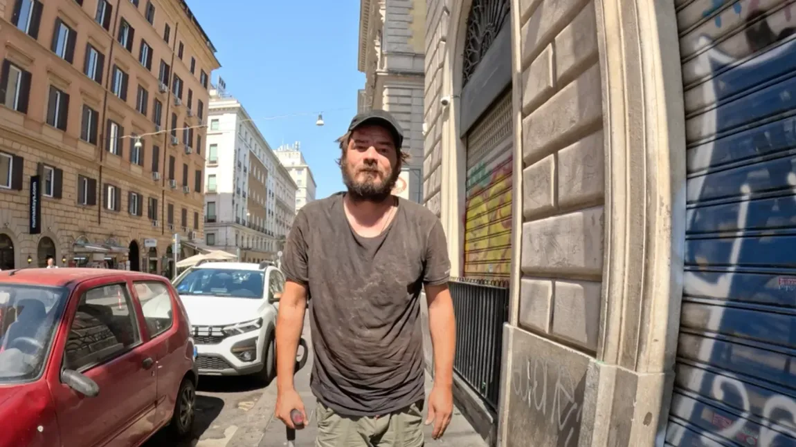 VIDEO De la pierderea mamei sale până la lupta cu dependența de droguri, un român din Italia, care trăiește pe străzi, luptă să-și construiască un viitor mai bun
