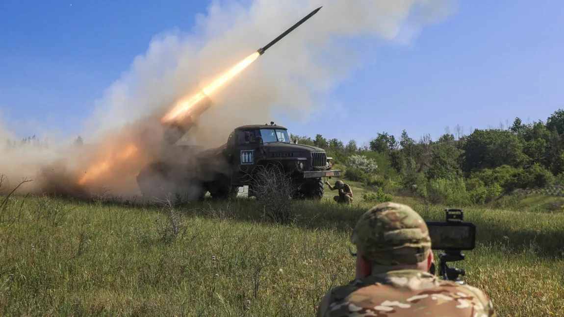 Alertă la graniţele României: Rusia şi Belarus au exersat lansarea de arme nucleare / Ucraina afirmă că a lovit rafinăria de petrol rusă din Saratov VIDEO