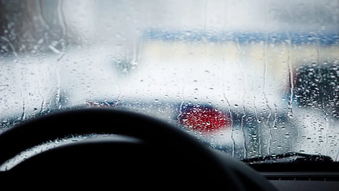 De ce se abureşte parbrizul de la maşină şi cum scapi definitiv de această problemă. Trucul banal de care puţini şoferi ştiu