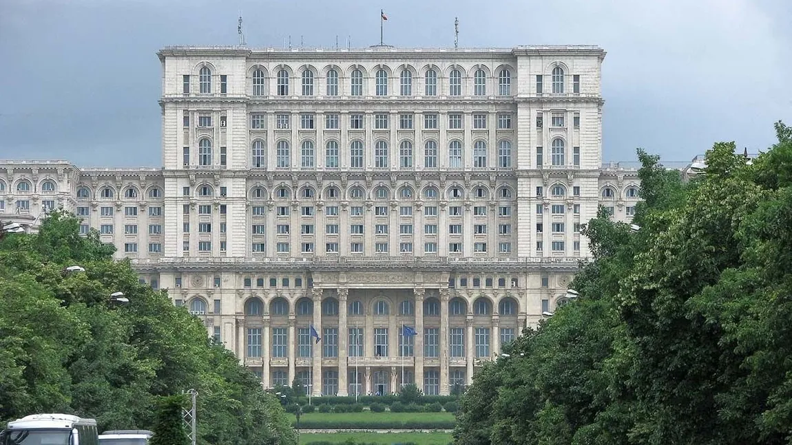 Scandal la Senat. Angajații vor să dea jos antenele de pe clădirea Parlamentului, după ce au rămas fără sporul de antenă