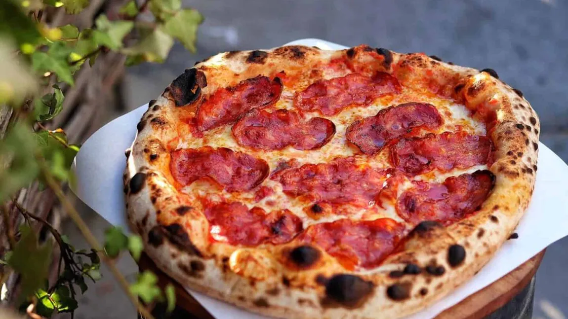 Cât a ajuns să coste o pizza, în Mamaia, pe final de sezon. Românii sunt șocați când văd nota de plată la restaurante