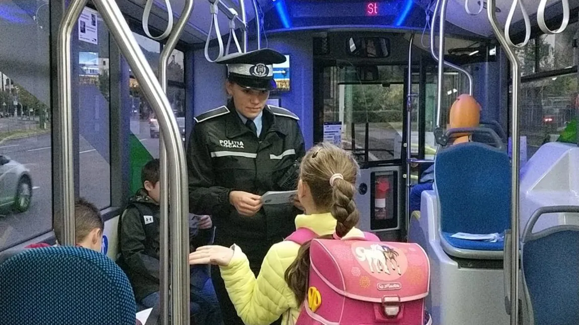 Orașul din România unde elevii merg la școală cu autobuze speciale, însoțiți de polițiști: 