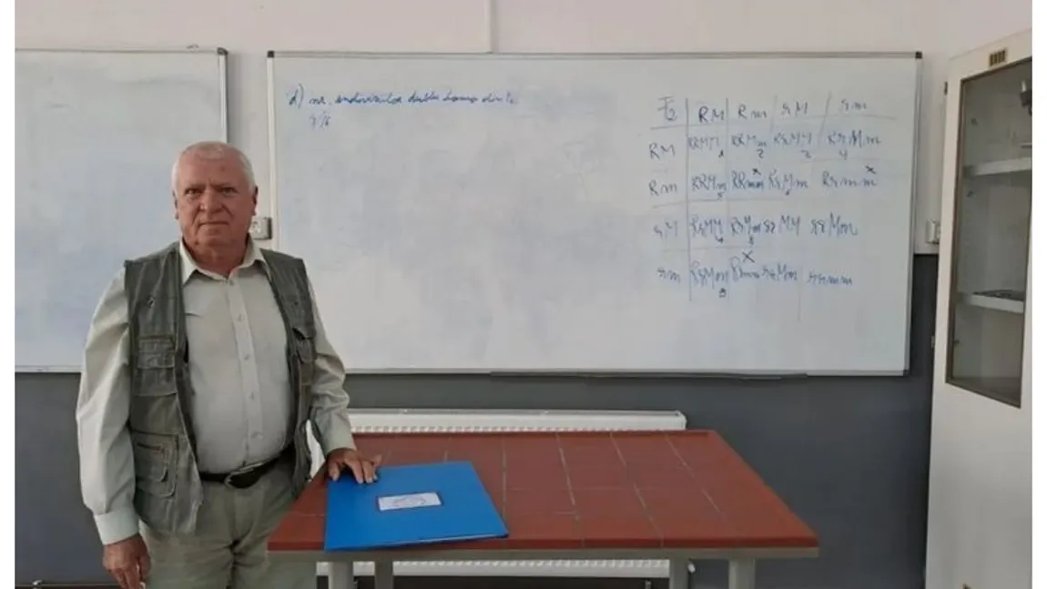 Un profesor de 80 de ani începe un nou an școlar. Predă fizică și este de 56 de ani la catedră