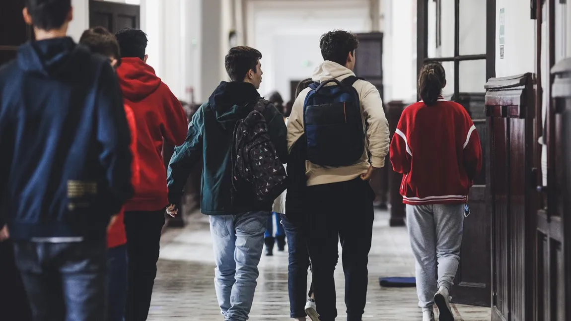 Profesor agresat de un elev în curtea liceului după ce i-a atras atenția că fumatul este interzis în perimetrul instituției de învățământ. Cadrul didactic a ajuns la spital, iar tânărul de 18 ani riscă exmatricularea