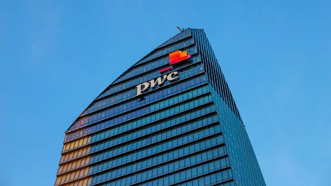 Gigantul PWC porneşte o nouă rundă masivă de concedieri. Angajaţii căror departamente vor fi cel mai afectaţi. Cum profită România