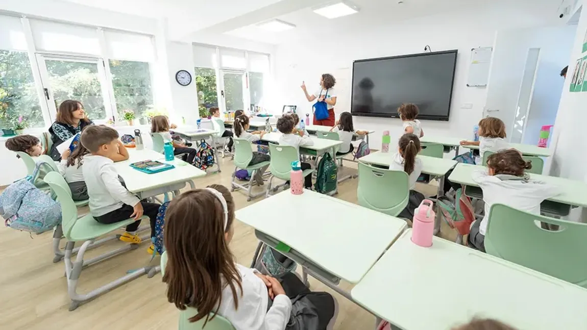 Profesorii de la privat cu salarii mai mici decât cei de la stat. Cât câștigă un profesor la început de carieră în anul școlar 2025 - 2026