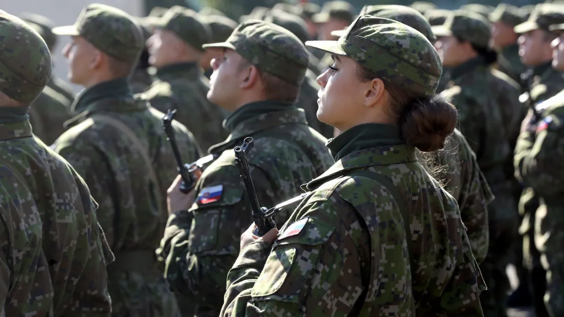 Anunţ oficial despre reintroducerea serviciului militar obligatoriu. Femeile vor putea participa doar voluntar