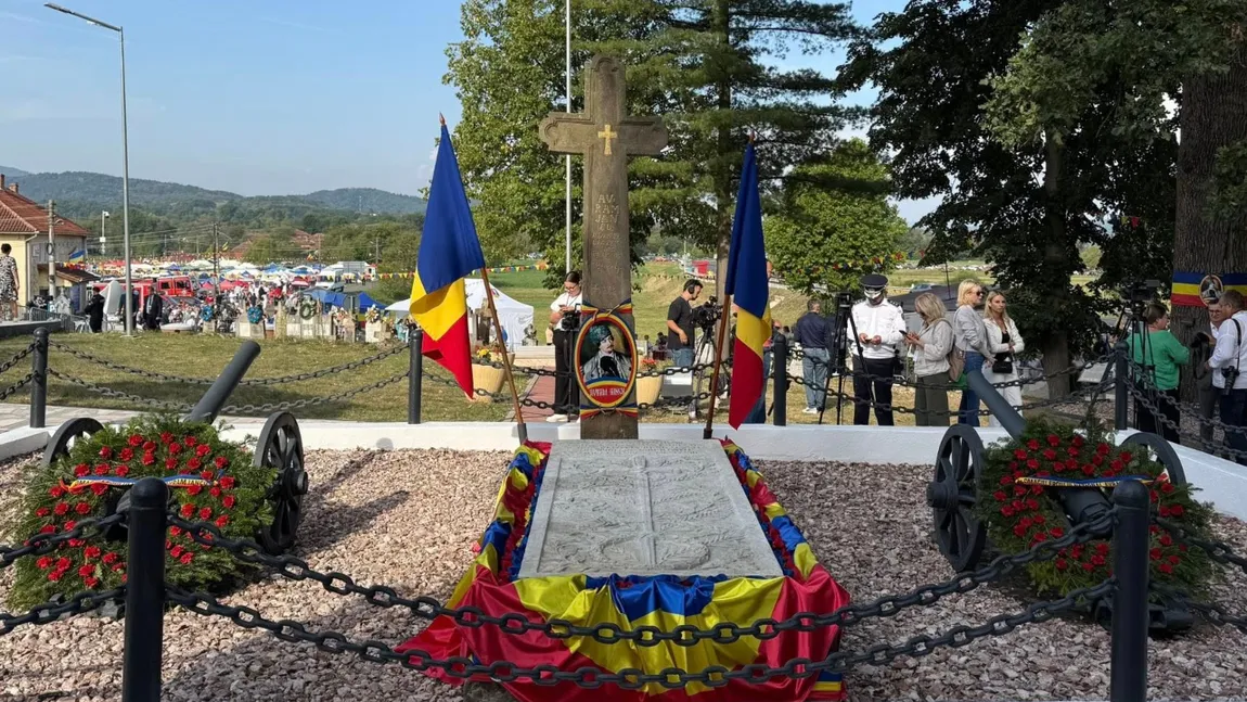 Mii de români sunt prezenți la Serbările Naționale de la Țebea, pentru a cinsti memoria lui Avram Iancu. Mesajul transmis de Nicușor Dan cu ocazia evenimentelor: „Este important să păstrăm vie memoria lui ca pe un îndemn pentru prezent”