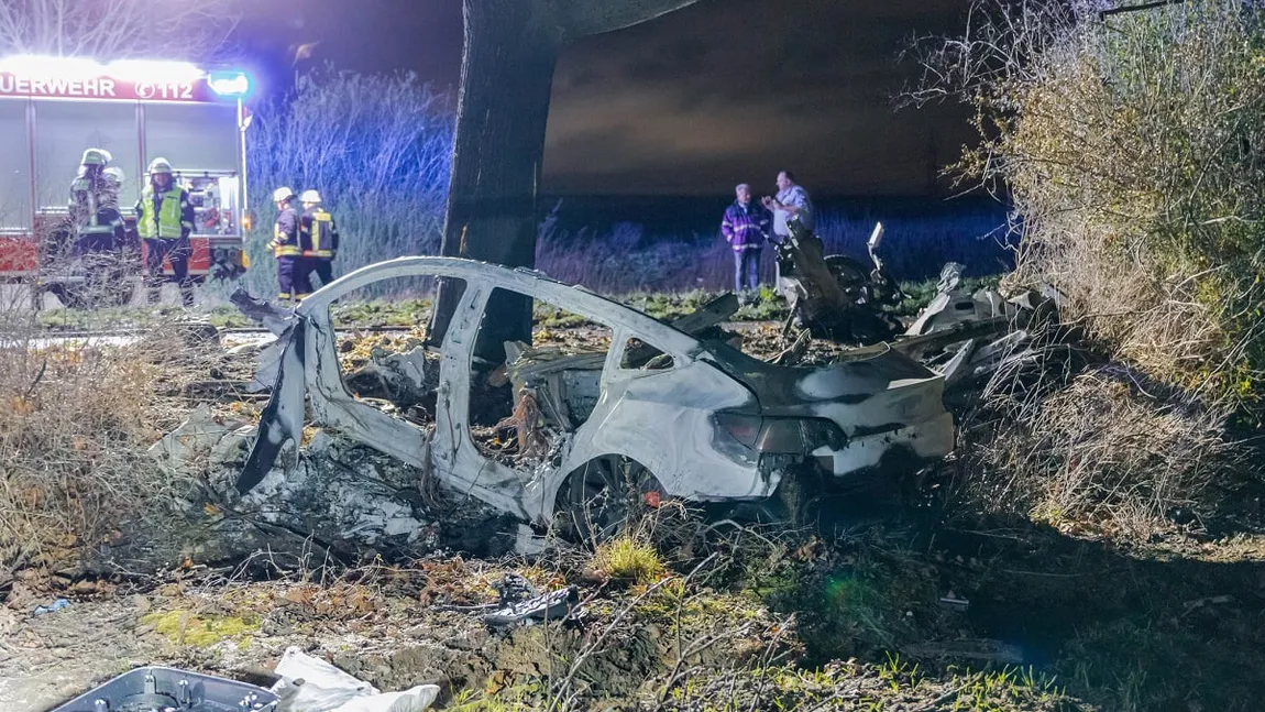 Șcene de groază pe șosea. Un bărbat și cei doi copii ai săi au ars de vii după ce au rămas blocați într-o TESLA