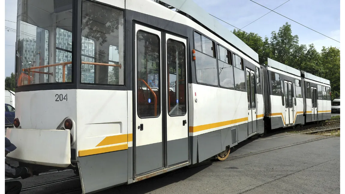 Tramvai deraiat în București. Vatmanul a lovit o trotinetă electrică abandonată pe șine