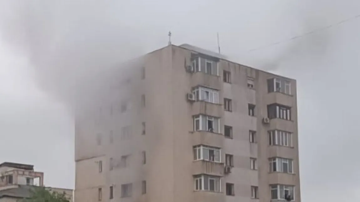 Incendiu într-un bloc din Iași. Patru persoane au ajuns la spital cu intoxicație cu fum