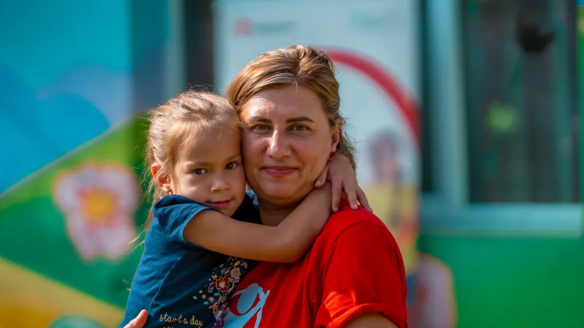 Sondaj Salvaţi Copiii: Reunirea familiilor din Diaspora este complicată. Mamele care muncesc în străinătate nu găsesc job în România