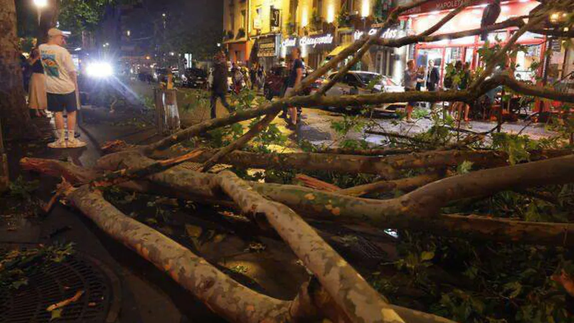 Tornadă devastatoare lângă Paris, câteva minute au fost suficente pentru prăpăd VIDEO
