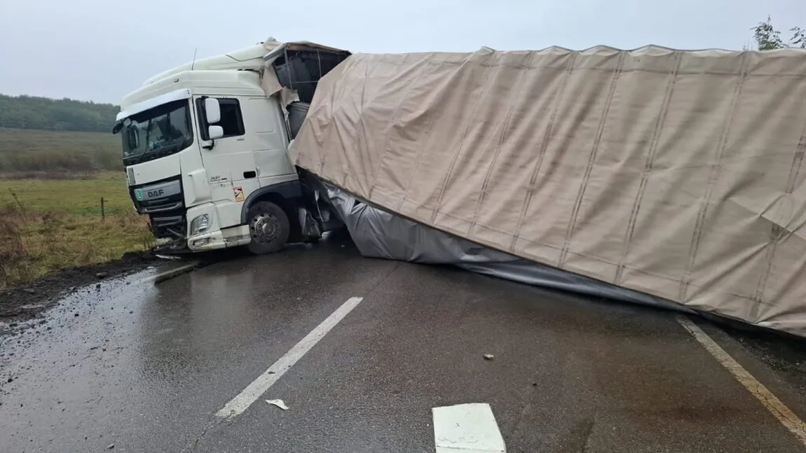 VIDEO Accident mortal în județul Iași. Un camion s-a răsturnat peste un autoturism, imaginile sunt șocante!
