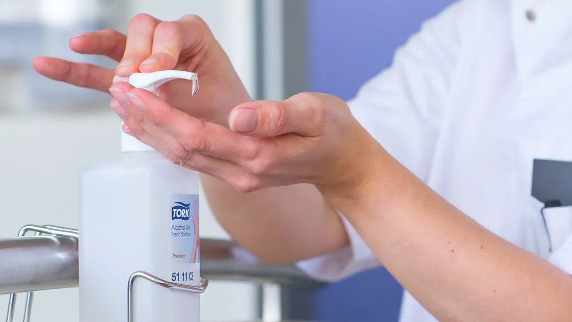 Alcoolul din dezinfectante, declarat cancerigen de către experţi. UE vrea să-l interzică!