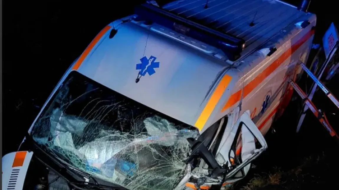 Coliziune între o ambulanță și o mașină în Cluj. Pacienta din salvare a murit. Patru adulţi şi o fetiţă, transportaţi la spital