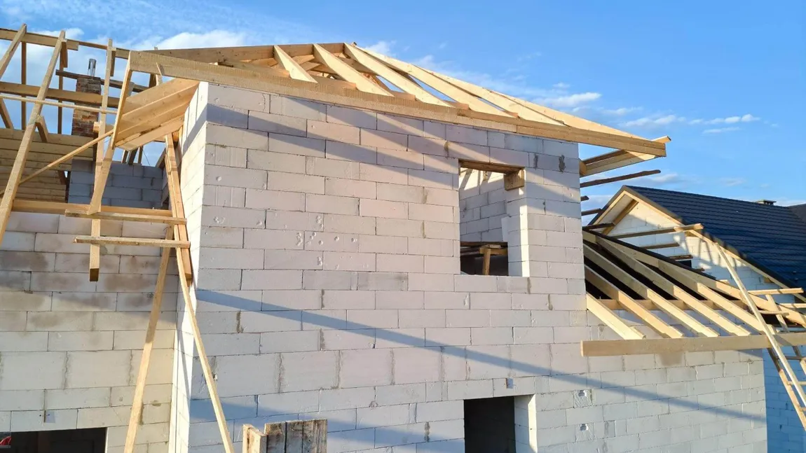 Casele de până la 150 mp pot fi construite fără autorizaţie. Ce reguli mai rămân valabile