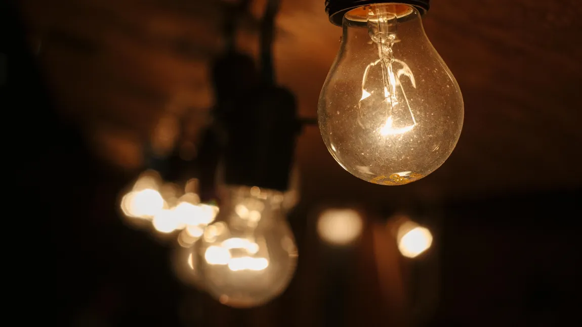 Cât curent electric consumă bugetarii, la ceas de austeritate. Un minister a reușit să-și micșoreze facturile cu o treime!