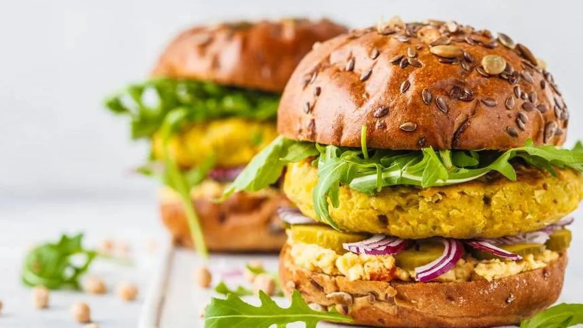 Noi reguli pentru alimentele de la raft. Produsele vegetale nu vor mai putea fi denumite „cârnați, „șnițel” sau „burger”