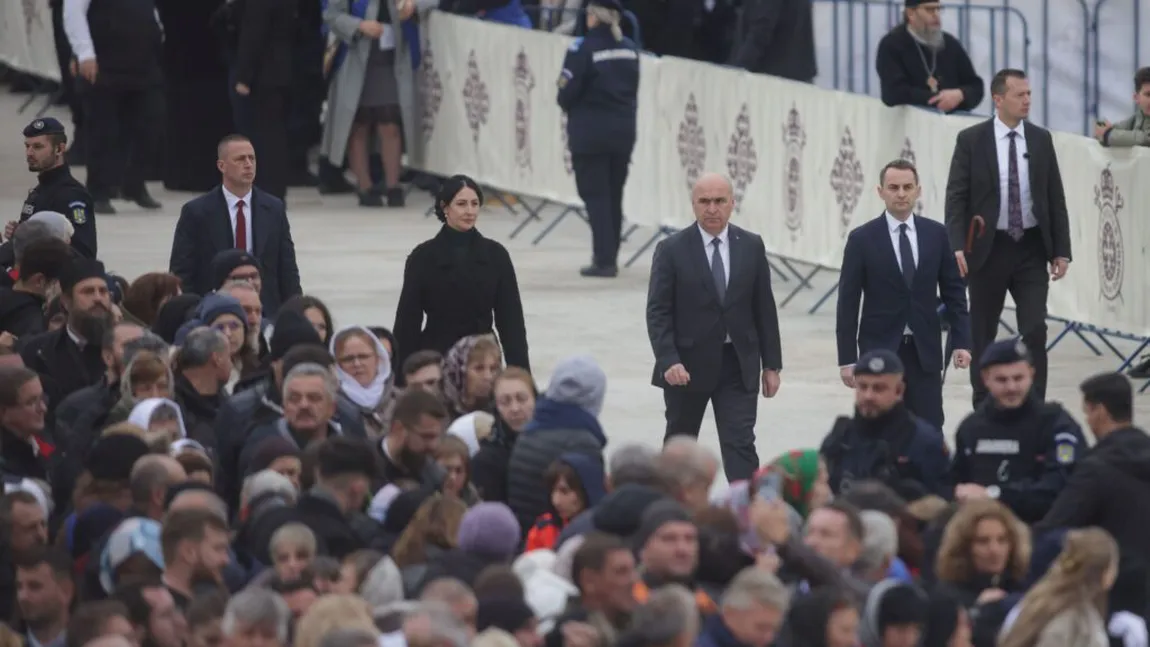 Bolojan nu a scăpat de furia românilor nici la sfințirea Catedralei Mântuirii Neamului. Premierul a fost, din nou, huiduit și umilit: ”Demisia! La pușcărie! Hoțule!”
