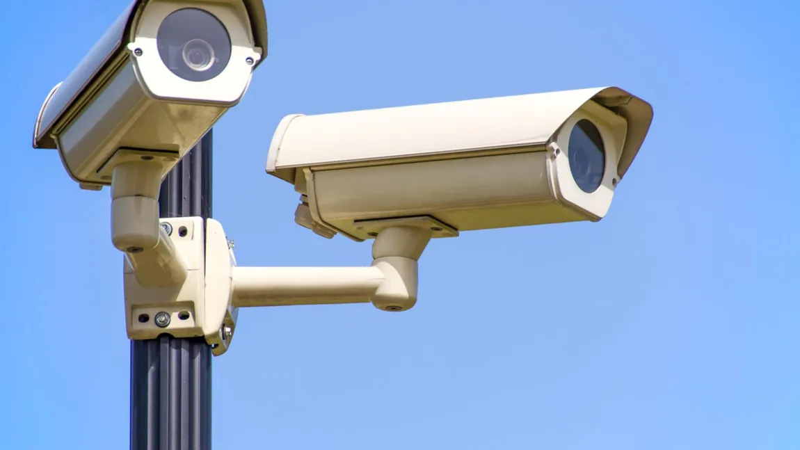 Ce reguli trebuie să respecte românii care îşi instalează camere video la curte. Proprietarii pot fi daţi în judecată, dacă nu se conformează
