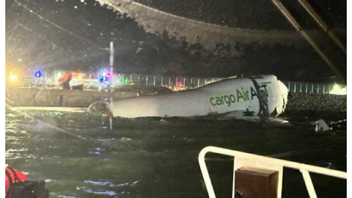VIDEO Un avion cargo a derapat la aterizare şi a căzut în mare. Doi angajaţi ai aeroportului din Hong Kong au fost ucişi