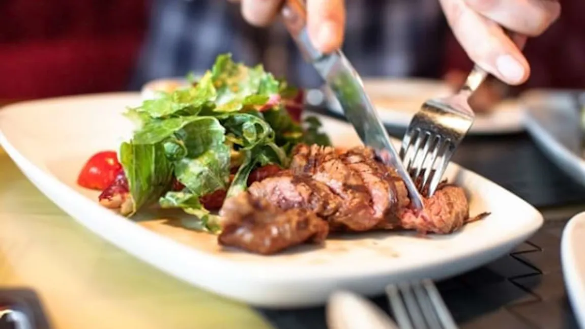 Ce se întâmplă în corp când mănânci carne. Cercetătorii avertizează că acest aliment ne scurtează viața