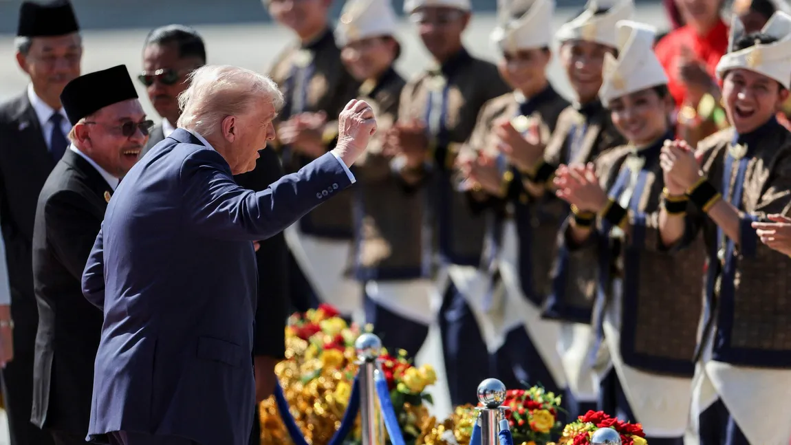 SHOW al lui Donald Trump în Malaezia. Președintele SUA a dansat pe covorul roșu, alături de înalți oficiali ai țării gazdă, pe muzică tradițională