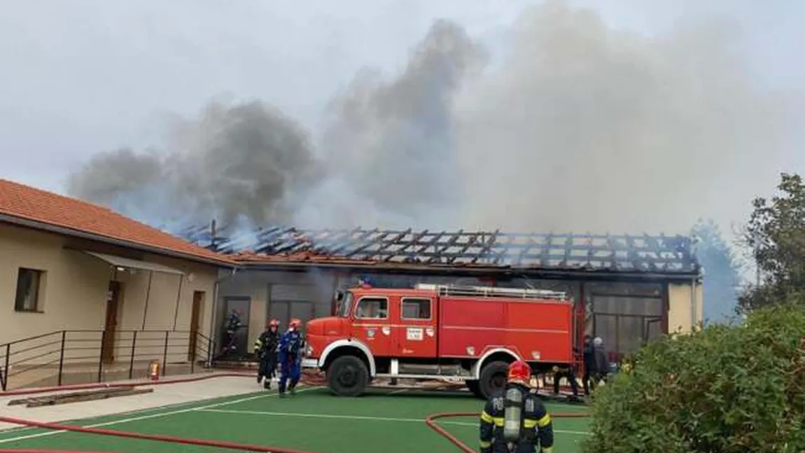 Incendiu la o școală din Timiș. Pompierii intervin de urgență, 80 de elevi și profesori au fost evacuați de urgență