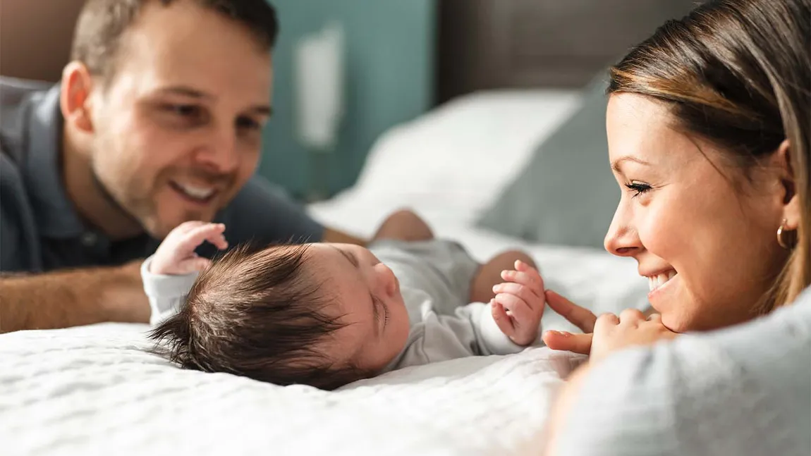 Veşti bune pentru taţii care lucrează în România. Ce drepturi au la serviciu şi cum pot sta mai mult alături de cei mici