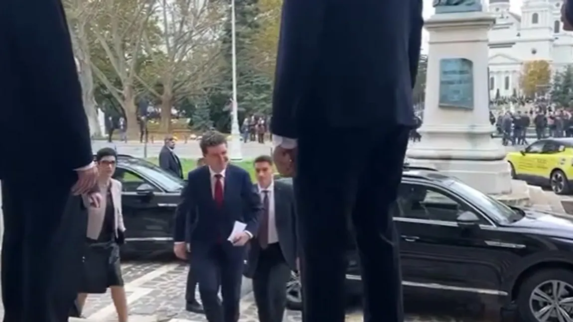 VIDEO Președintele României, protagonistul unui nou moment penibil. Nicușor Dan, umilit la Iași de zeci de suveraniști: ”Rușine! Trădătorule! Mergi în Ucraina!”