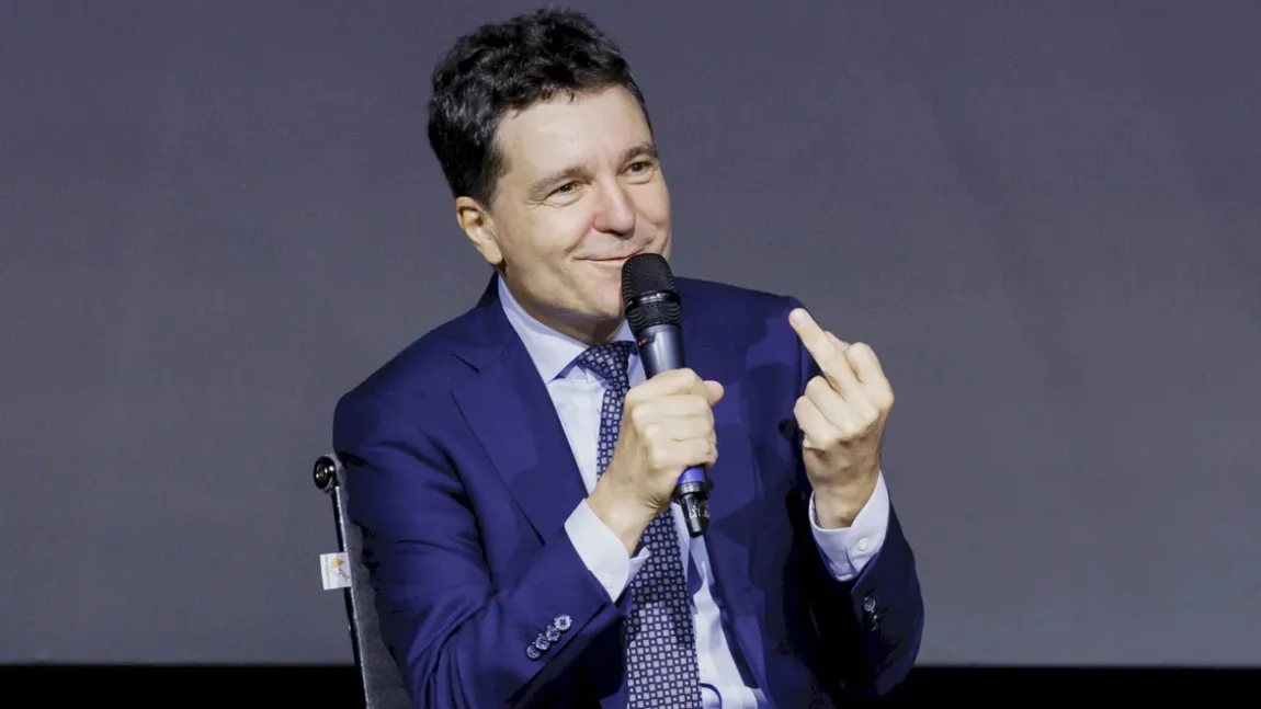Nicușor Dan este dezamăgit de faptul că „60% dintre copiii din România urăsc matematica”. În timp ce explica asta, fotograful l-a surprins într-o ipostază surprinzătoare