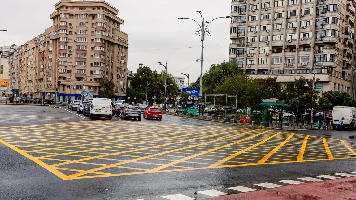 Primăria Capitalei introduce în Piața Victoriei primul marcaj galben de tipul ”nu blocați intersecția”. Cât sunt amenzile pentru șoferii care nu respectă regula